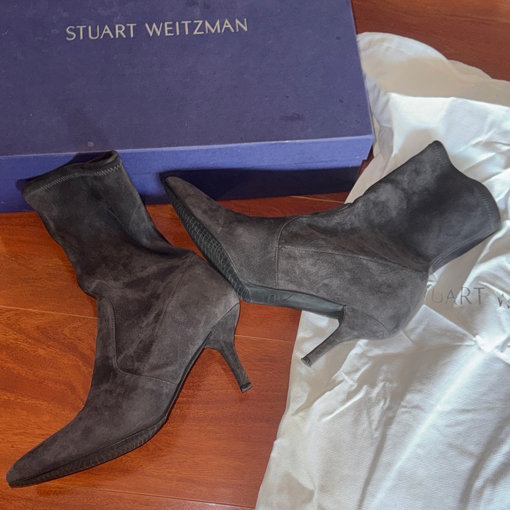 UNIQUE Stuart Weitzman Anthracite Suede Heeled Boots